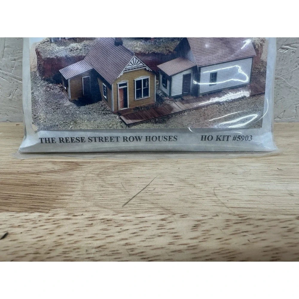Grandt Line the Gold Belt Series HO #5903 Reese Street Row Houses kit open bag